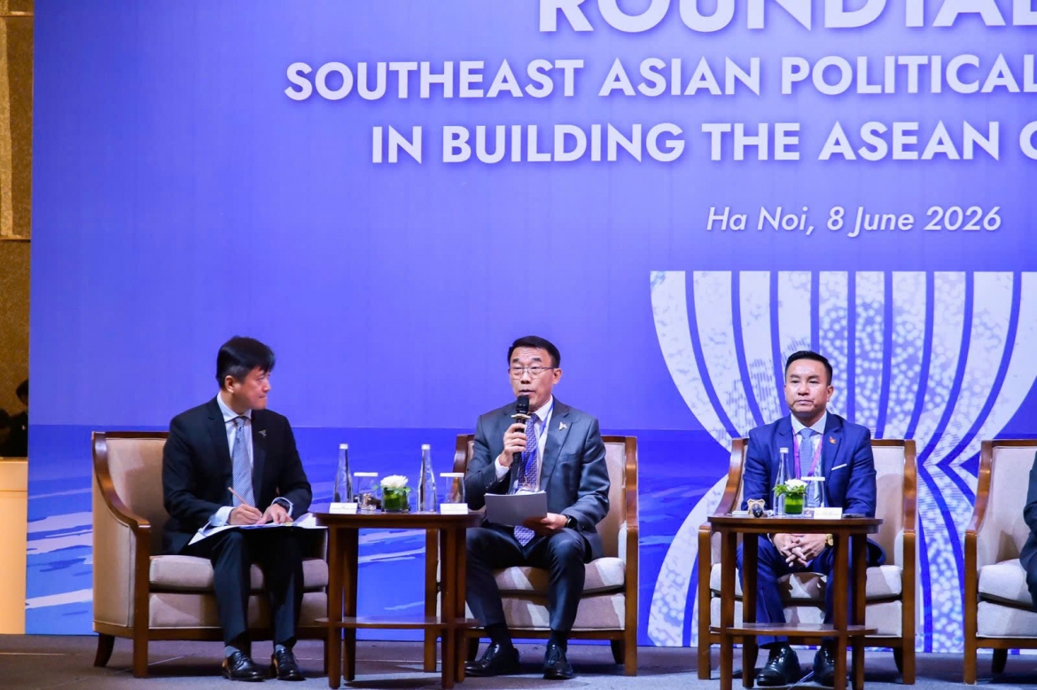 Ông Bounleua Phandanouvong, Trưởng Ban Đối ngoại đảng Nhân dân Cách mạng Lào (LPRP) phát biểu tại tọa đàm