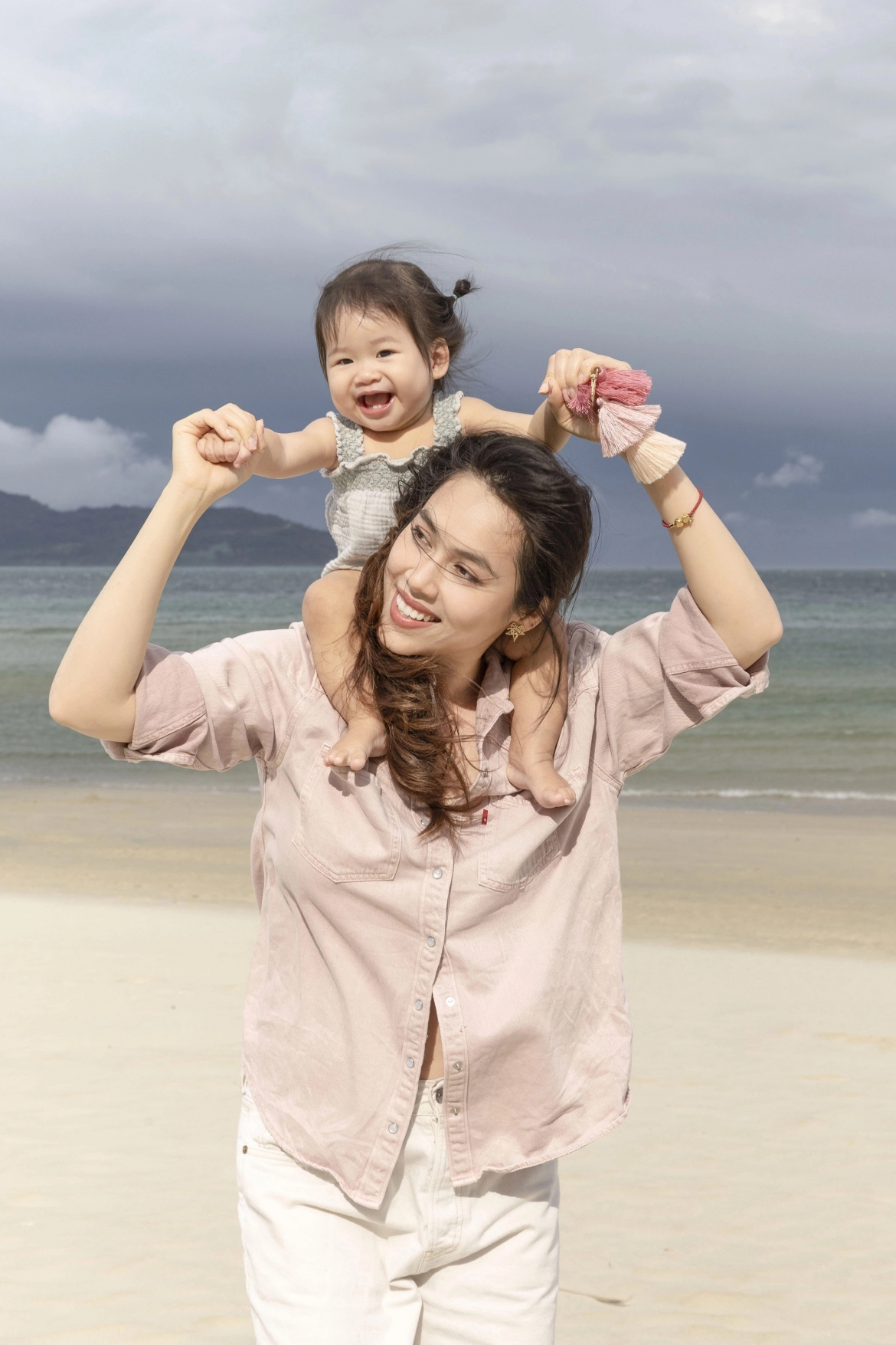 Á hậu Vũ Hoàng My cùng gia đình thực hiện bộ ảnh kỷ niệm cho con gái Ayla tại Hồ Tràm trước khi trở lại Áo đầu tháng 6.