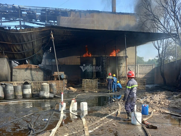 Lực lượng chữa cháy tiếp tục phun hóa chất để khống chế đám cháy. (Ảnh: Quang Hưng)