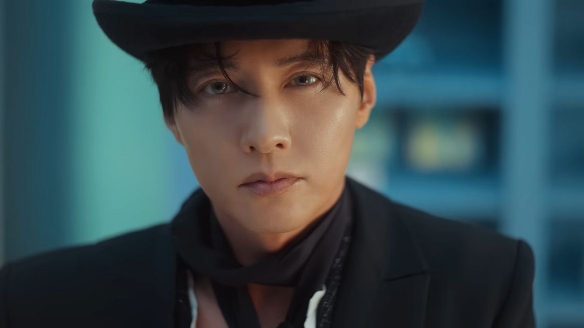 Won Bin nuôi tóc suốt nhiều năm, chờ một vai diễn để tái xuất màn ảnh.
