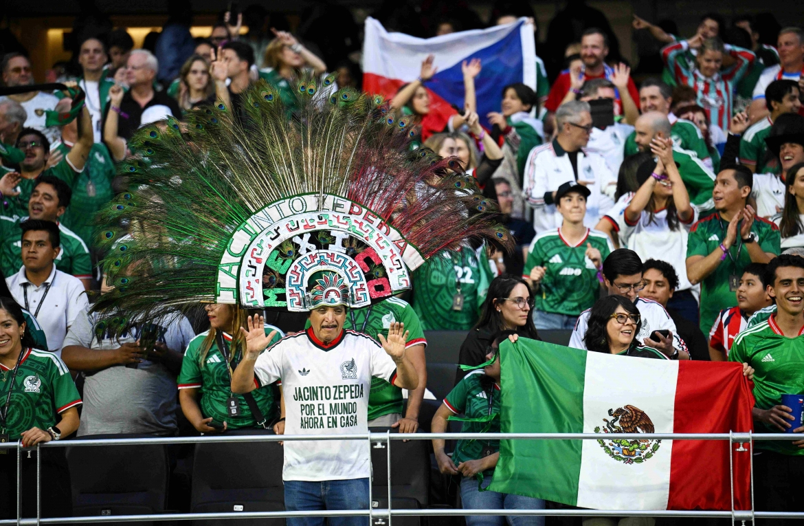Những bộ trang phục độc đáo tạo nên không khí lễ hội của World Cup. (Ảnh: Reuters)