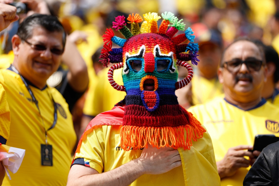 Những bộ hóa trang công phu góp phần biến khán đài World Cup thành một lễ hội văn hóa nhiều sắc màu. (Ảnh: Reuters)