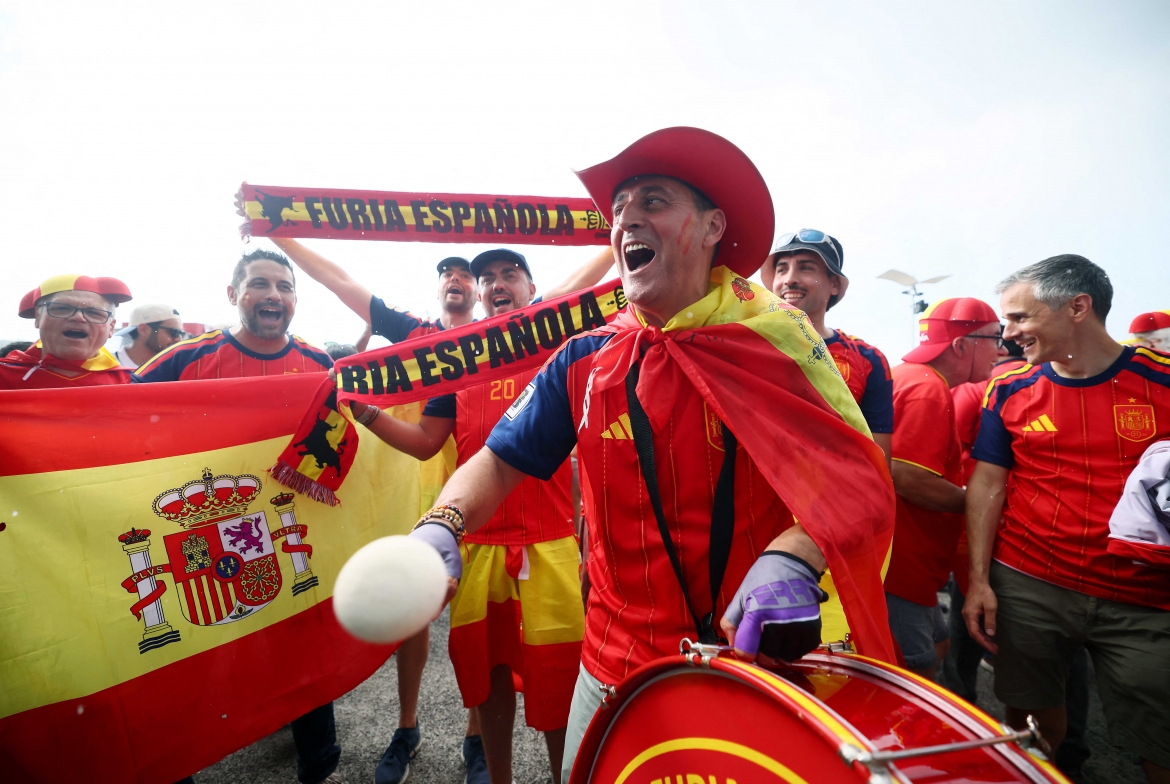 Bên ngoài sân cỏ, các cổ động viên đã góp phần tạo nên một World Cup rực rỡ sắc màu và giàu bản sắc văn hóa. (Ảnh: Reuters)