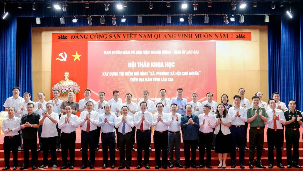 Các đại biểu chụp ảnh lưu niệm.