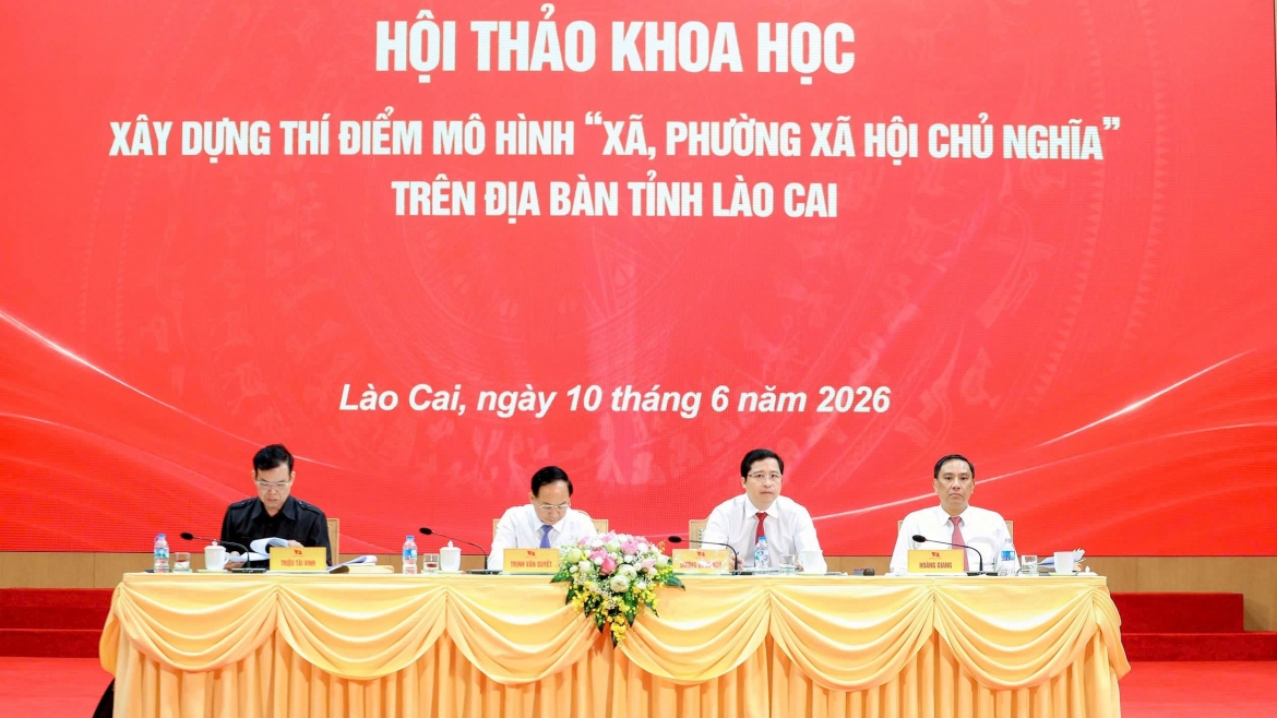 Bí thư Tỉnh ủy Lào Cai Dương Quốc Huy (thứ hai từ trái sang) và các đồng chí chủ trì hội thảo.