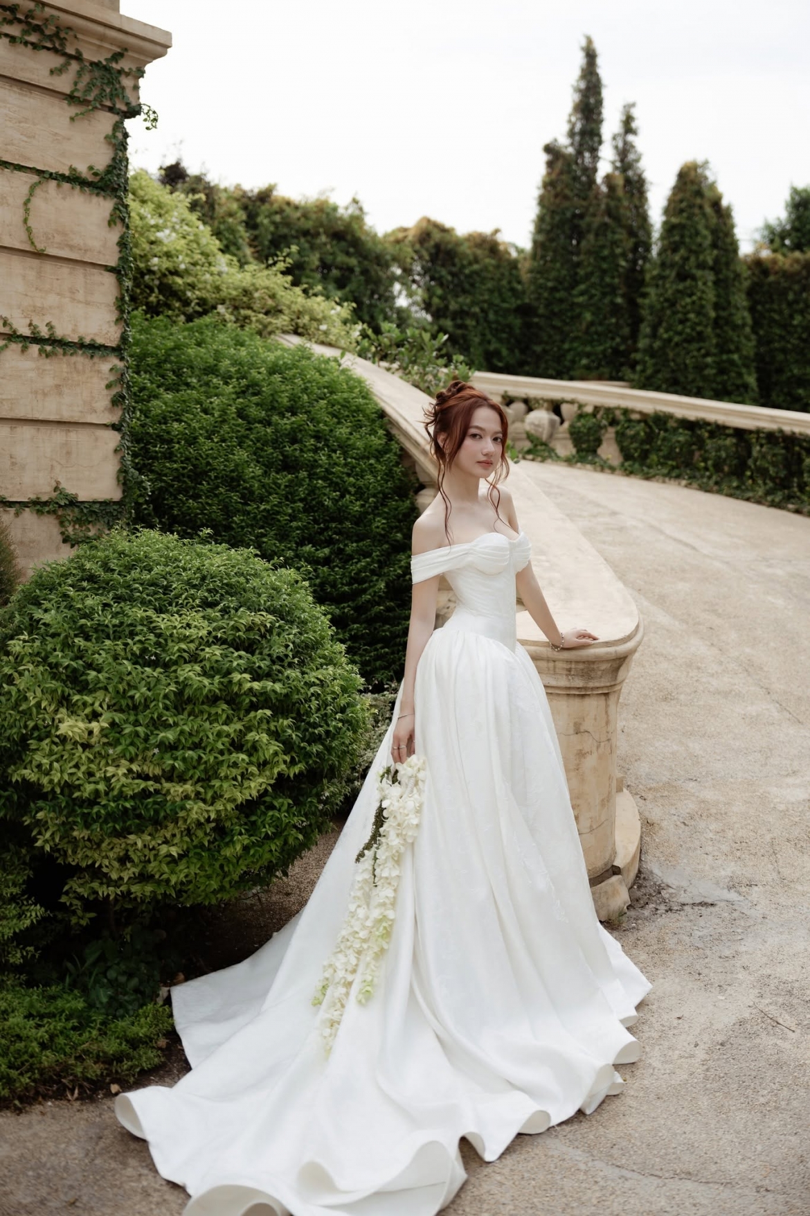 Xuân Nghi rạng rỡ trong bộ váy cưới. Nữ ca sĩ hào hứng cho biết đã “nôn” đăng bộ ảnh từ nhiều ngày trước và không giấu được niềm hạnh phúc.