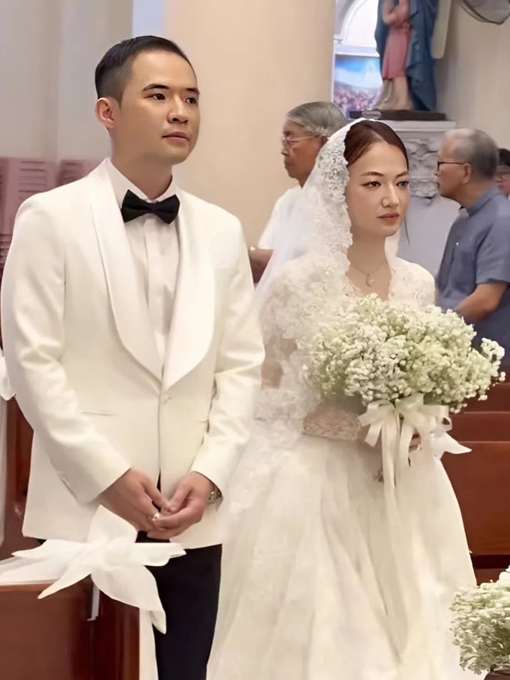 Ca sĩ Xuân Nghi và chồng, kỹ sư công nghệ Nhật Minh, cử hành Thánh lễ Hôn phối tại một nhà thờ ở TP HCM.