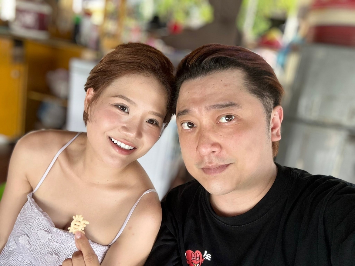 Yanbi và bà xã chia sẻ những khoảnh khắc ngọt ngào trong chuyến du lịch Hội An, tận hưởng không gian bình yên của phố cổ.