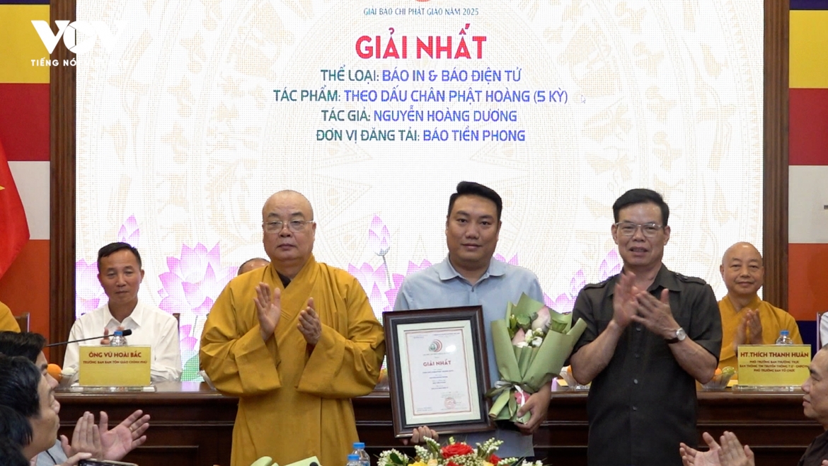 Ban tổ chức trao giải Nhất thể loại Báo in và Báo Điện tử cho tác phẩm " Theo dấu chân Phật Hoàng - 5 Kỳ" của Báo Tiền Phong