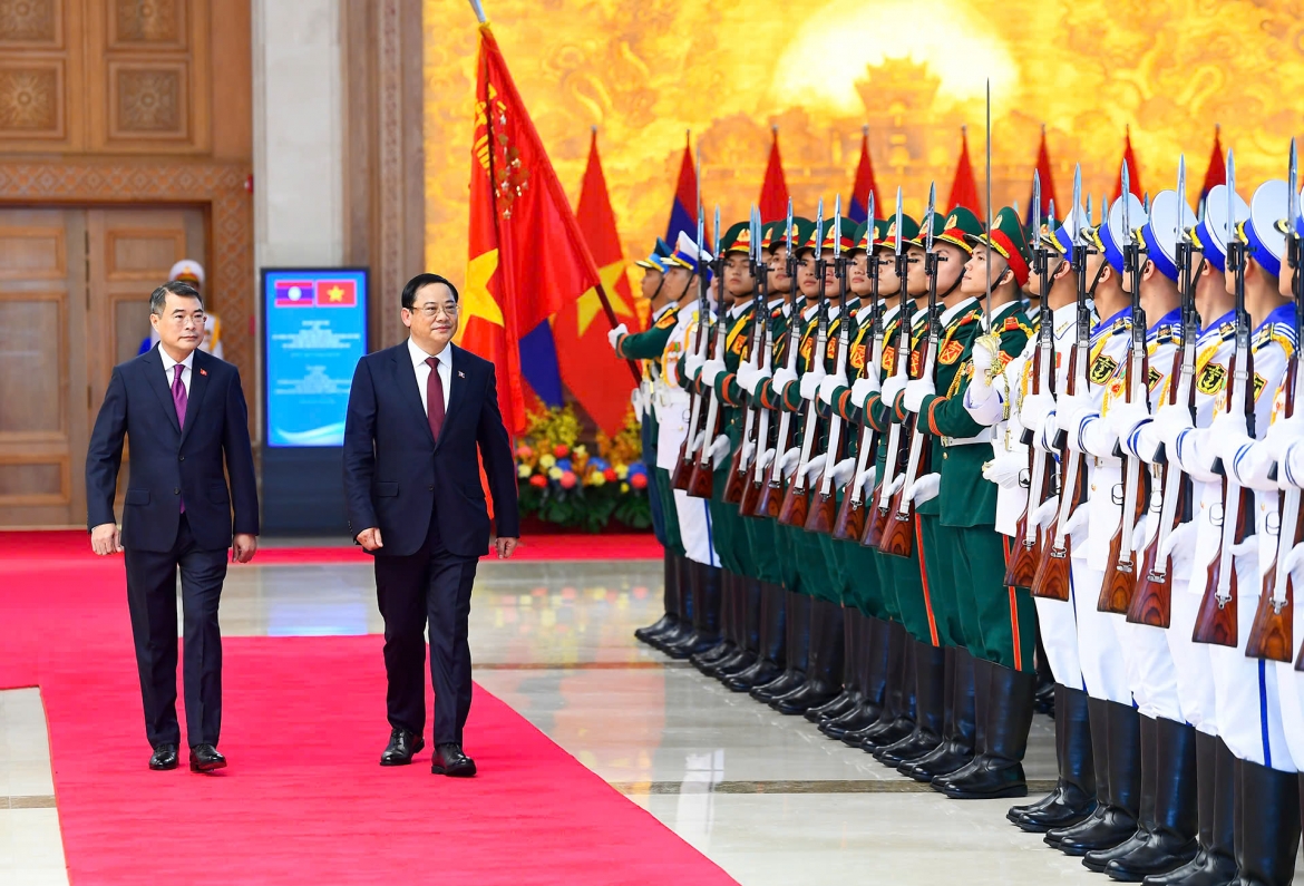 
Thủ tướng Lê Minh Hưng và Thủ tướng nước Cộng hòa Dân chủ Nhân dân Lào Sonexay Siphandone duyệt Đội danh dự Quân đội nhân dân Việt Nam.