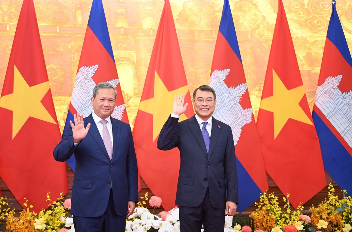 Sau lễ đón, hai Thủ tướng đã dẫn đầu đoàn đại biểu cấp cao hai nước tiến hành hội đàm nhằm đánh giá kết quả hợp tác giữa hai nước thời gian qua, thảo luận các phương hướng hợp tác thời gian tới và chứng kiến lễ ký kết văn kiện hợp tác giữa Việt Nam - Campuchia. Việt Nam và Campuchia thiết lập quan hệ ngoại giao ngày 24/6/1967. Thời gian qua, hai bên tiếp tục duy trì nhiều hoạt động tiếp xúc cấp cao và các cấp trong khuôn khổ song phương cũng như tại các diễn đàn đa phương. Hợp tác kênh đảng giữ vai trò định hướng quan hệ hai nước. Hợp tác quốc phòng - an ninh tiếp tục là trụ cột. Hai bên khẳng định nguyên tắc không cho phép bất kỳ lực lượng thù địch nào sử dụng lãnh thổ nước này gây phương hại cho an ninh nước kia. Năm 2019, hai bên đã ký hai văn kiện pháp lý ghi nhận thành quả phân giới cắm mốc khoảng 84% đường biên giới trên đất liền Việt Nam - Campuchia và đang tiếp tục đàm phán giải quyết 16% chưa hoàn thành phân giới cắm mốc.
