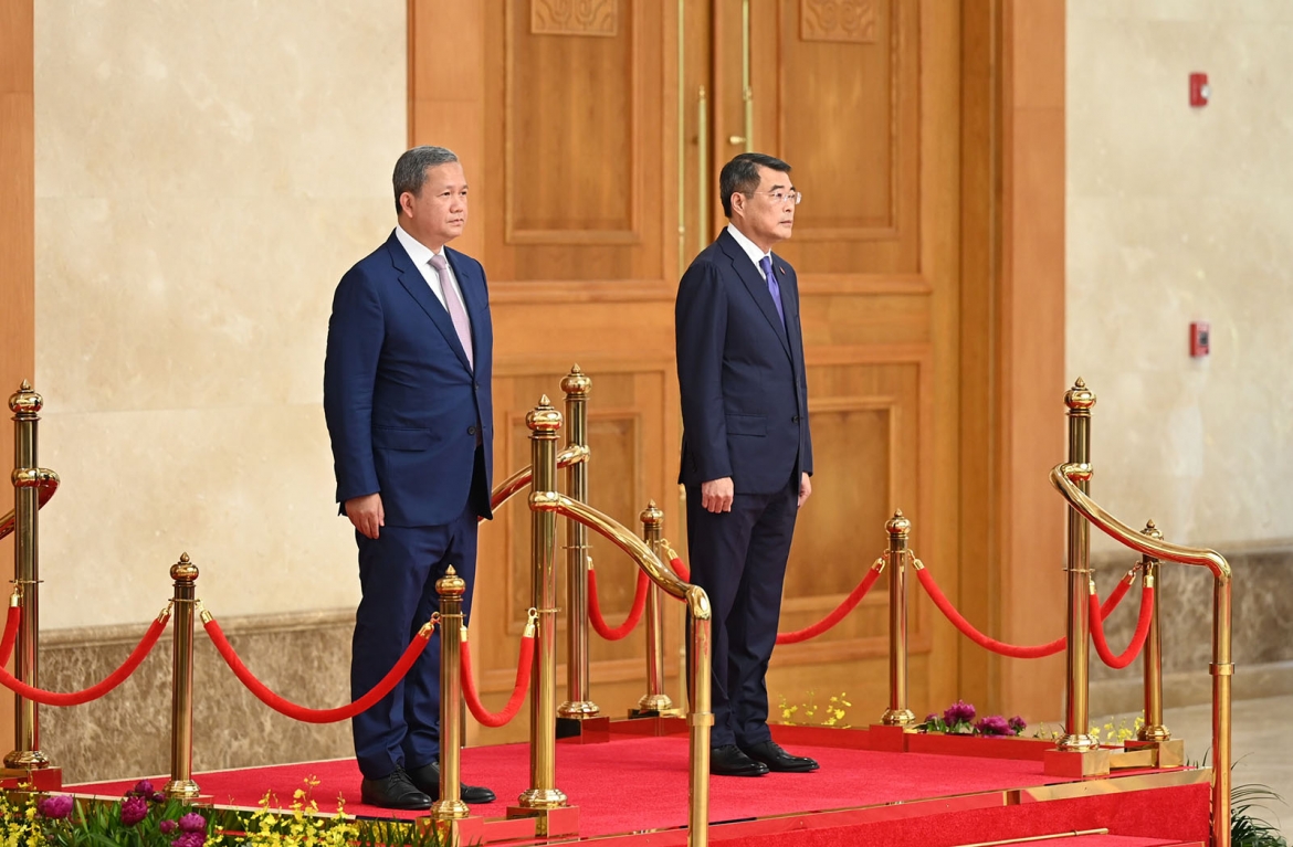 Sau khi nhận bó hoa tươi thắm từ các cháu thiếu nhi Thủ đô Hà Nội, Thủ tướng Hun Manet và Thủ tướng Lê Minh Hưng bước trên thảm đỏ hướng tới bục danh dự. Dưới Quốc kỳ hai nước, Quốc thiều Campuchia và Việt Nam được cử hành trang trọng, hai Thủ tướng và đại biểu 2 nước thực hiện nghi lễ chào cờ.