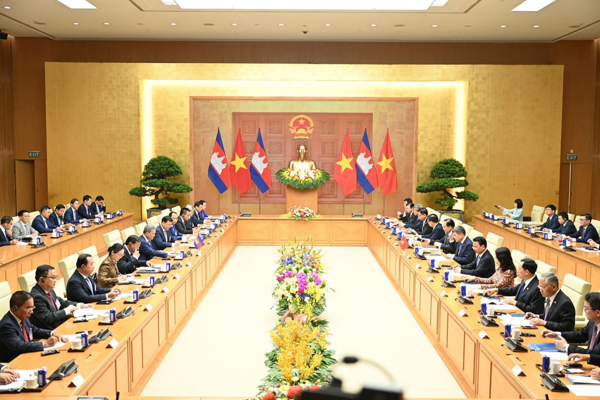    Hợp tác thương mại - đầu tư và du lịch đang là điểm sáng, có sự tăng trưởng ổn định. Kim ngạch thương mại hai chiều đạt 11,33 tỉ USD trong năm 2025. Trong 4 tháng đầu năm 2026 đạt gần 5 tỷ USD, tăng 9,6% so với cùng kỳ năm ngoái. Việt Nam hiện là đối tác thương mại lớn thứ ba của Campuchia (sau Trung Quốc và Mỹ) và là đối tác thương mại lớn nhất của Campuchia trong ASEAN. Đến nay, Việt Nam có 229 dự án đầu tư còn hiệu lực ở Campuchia. Hai bên đang tích cực phối hợp thực hiện mục tiêu kim ngạch thương mại song phương sớm đạt 20 tỷ USD. Trong năm 2025, Việt Nam có 1,22 triệu lượt du khách tới Campuchia và đón gần 700.000 lượt du khách Campuchia tới Việt Nam.
