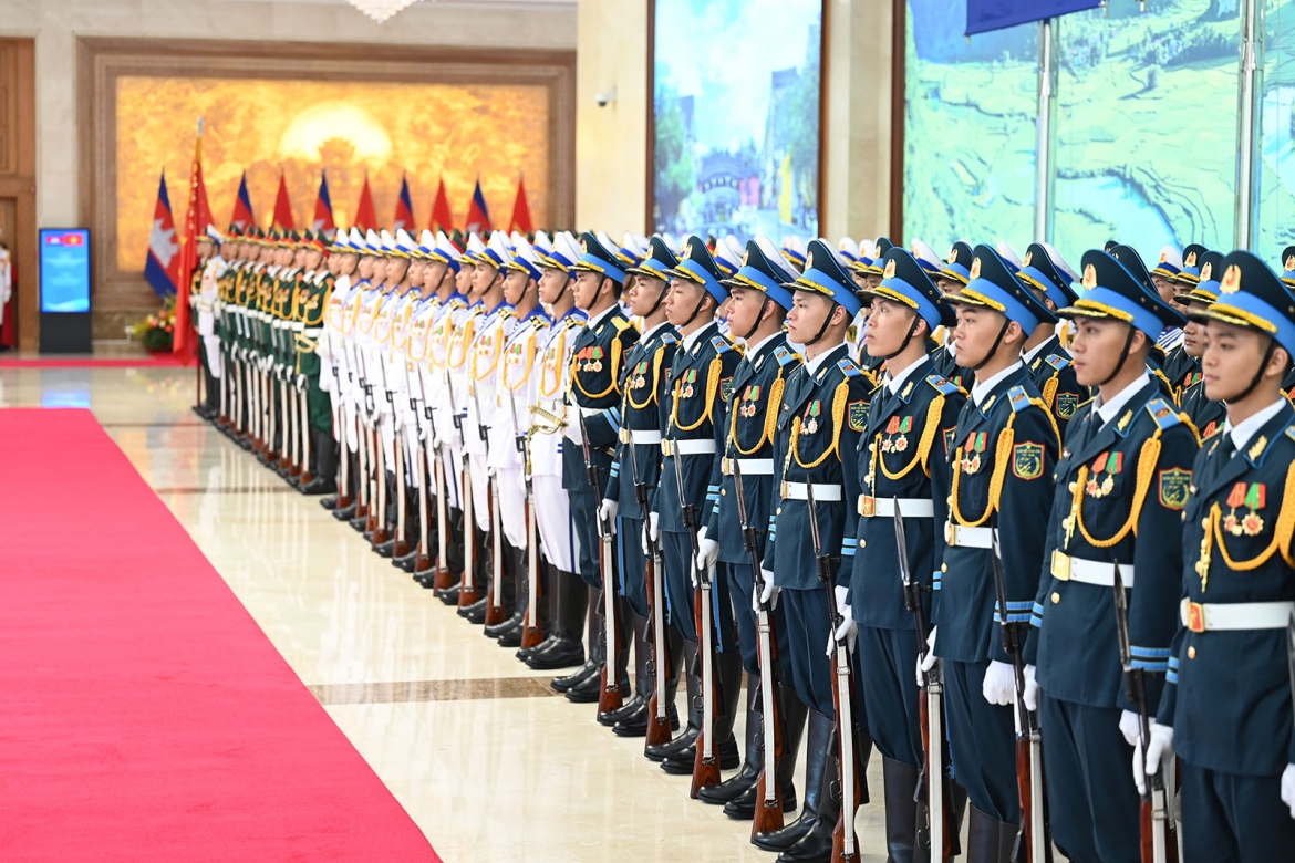  Trong tiếng quân nhạc chào mừng, Thủ tướng Lê Minh Hưng bày tỏ vui mừng khi chuyến thăm và tham dự Diễn đàn Tương lai ASEAN lần thứ ba của Thủ tướng Hun Manet không chỉ thắt chặt hơn nữa tình đoàn kết, láng giềng hữu nghị giữa Việt Nam và Campuchia mà còn là thông điệp mạnh mẽ khẳng định hai quốc gia luôn đồng lòng, chung tay cùng các nước thành viên hiện thực hóa Tầm nhìn Cộng đồng ASEAN năm 2045, quyết tâm chuyển mình đưa khu vực trở nên tự cường và vững bước hướng tới tương lai.