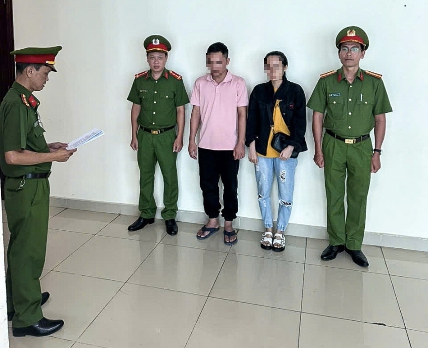 Công an thành phố Cần Thơ tống đạt quyết định khởi tố và thực hiện Lệnh bắt tạm giam đối với Nguyễn Văn Thiệt; khởi tố bị can, cấm đi khỏi nơi cư trú đối với Trần Thị Triệu (Ảnh: Công an TP Cần Thơ)
