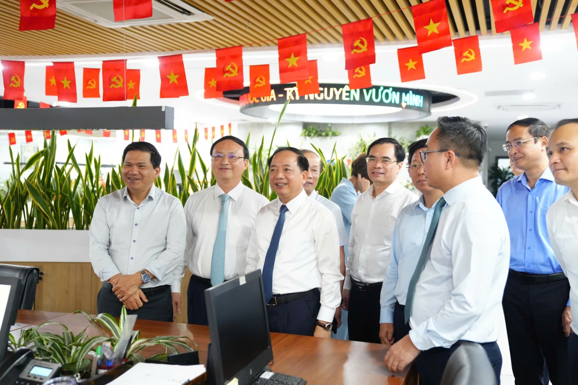 Trưởng Ban Tuyên giáo và Dân vận Trung ương Trịnh Văn Quyết cùng đoàn công tác tham quan một số đơn vị trong VOV