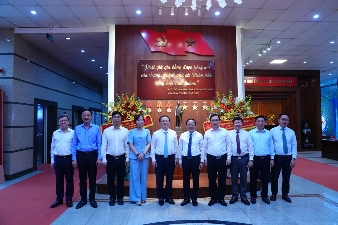 Đồng chí Trịnh Văn Quyết và các đại biểu chụp ảnh chung với Lãnh đạo Đài Tiếng nói Việt Nam