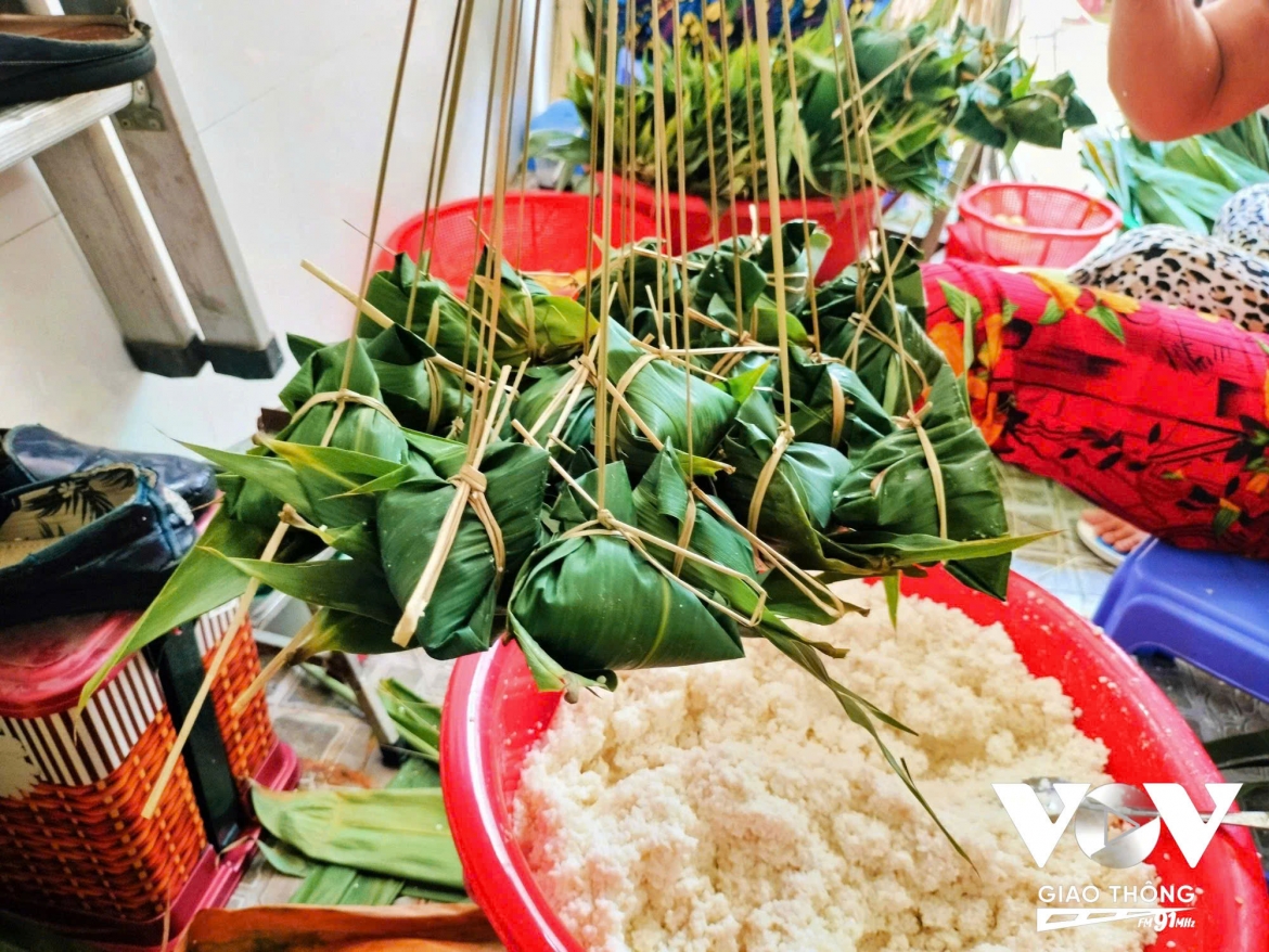 Chiếc bánh ú lá tre cứ nhẹ nhàng xuất hiện trên mâm cúng Tết Đoan Ngọ của rất nhiều gia đình Việt (Ảnh: Báo Thanh Niên)