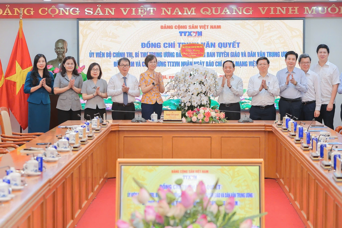 Đồng chí Trịnh Văn Quyết trao hoa, chúc mừng toàn thể lãnh đạo và người lao động TTXVN. 
