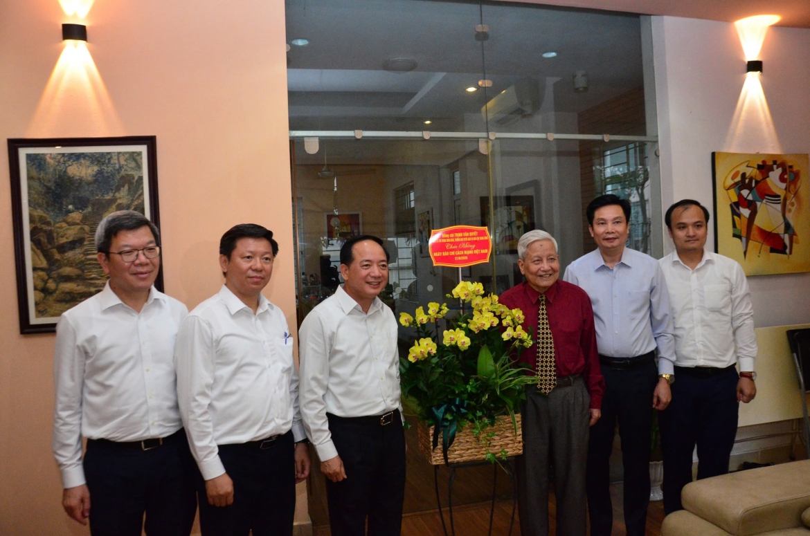 Trưởng ban Tuyên giáo và Dân vận Trung ương tặng hoa chúc mừng nhà báo Hà Đăng nhân Ngày báo chí cách mạng VN.