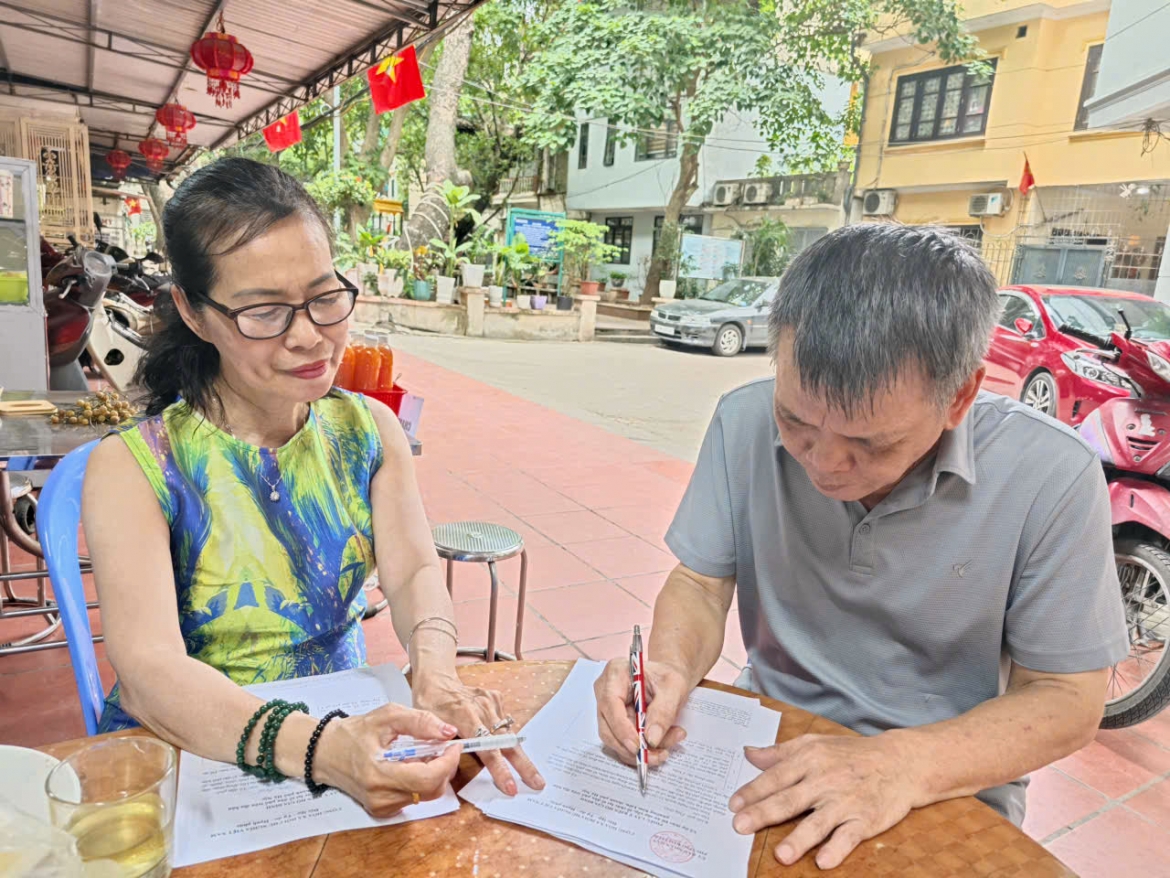 Cán bộ tổ dân phố đi từng ngõ, gõ cửa từng nhà để triển khai các nhiệm vụ của địa phương