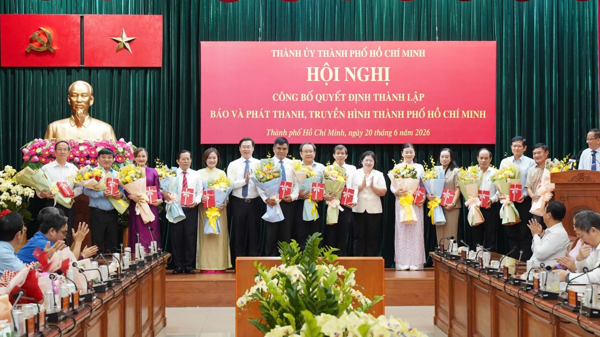 Phó Bí thư Thường trực Thành ủy TP.HCM Lê Quốc Phong và Phó Bí thư Thành ủy Văn Thị Bạch Tuyết tặng hoa tri ân lãnh đạo các cơ quan báo chí