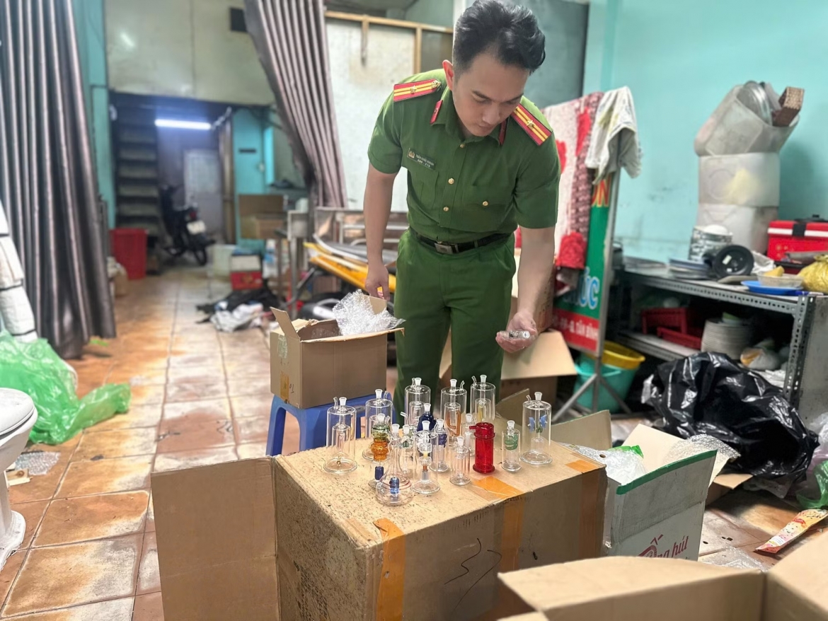 Cán bộ điều tra khám nghiệm, thu giữ tang vật.