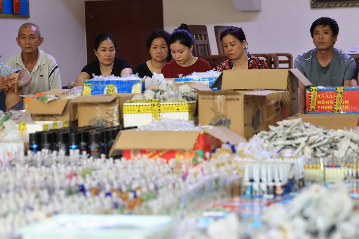 Một số đối tượng cùng tang vật.