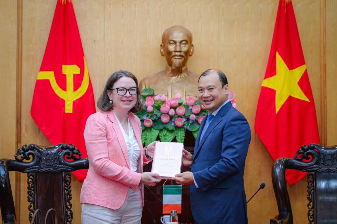 PGS.TS Lê Hải Bình (phải) và Đại sứ Đặc mệnh toàn quyền Ireland tại Việt Nam.