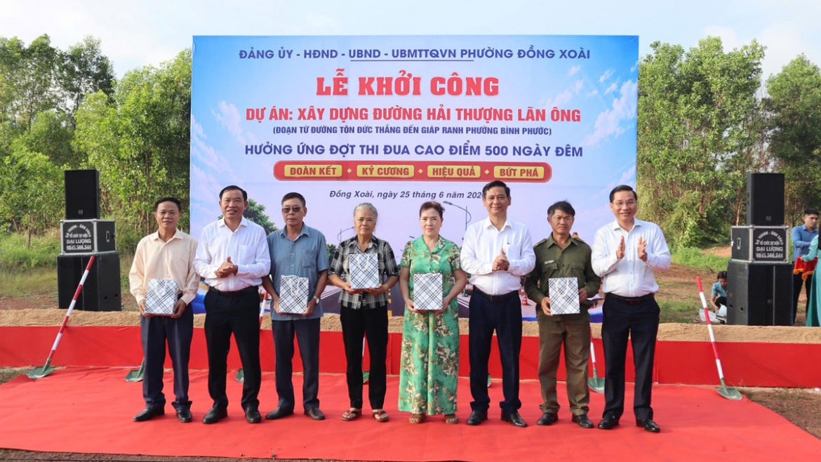 Lãnh đạo phường Đồng Xoài tặng quà tri ân các hộ dân hiến đất làm đường 