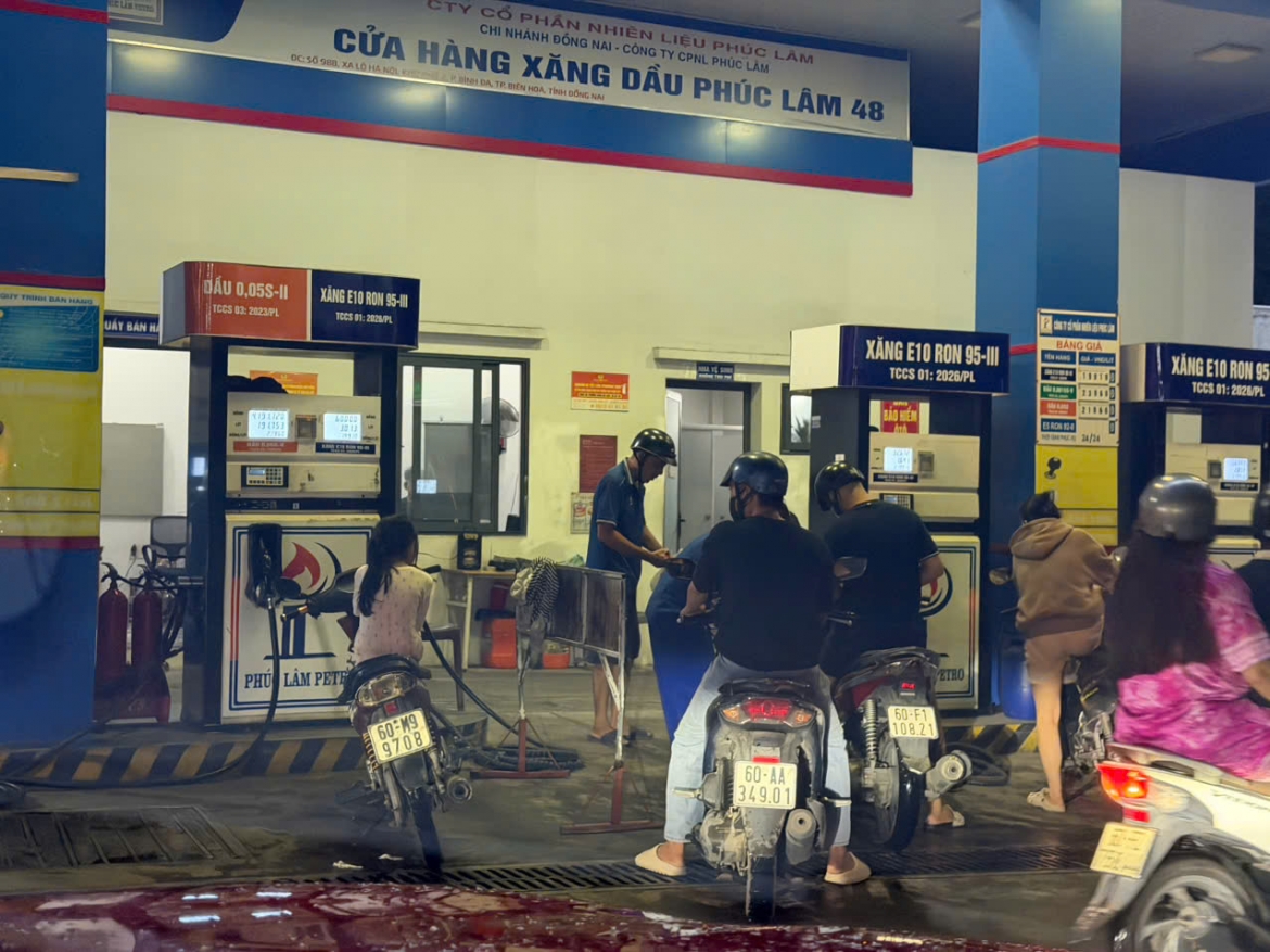 Cây xăng Phúc Lâm Petro nằm ngay ở bến xe Đồng Nai có rất nhiều lượt phương tiện đến đổ xăng mỗi ngày