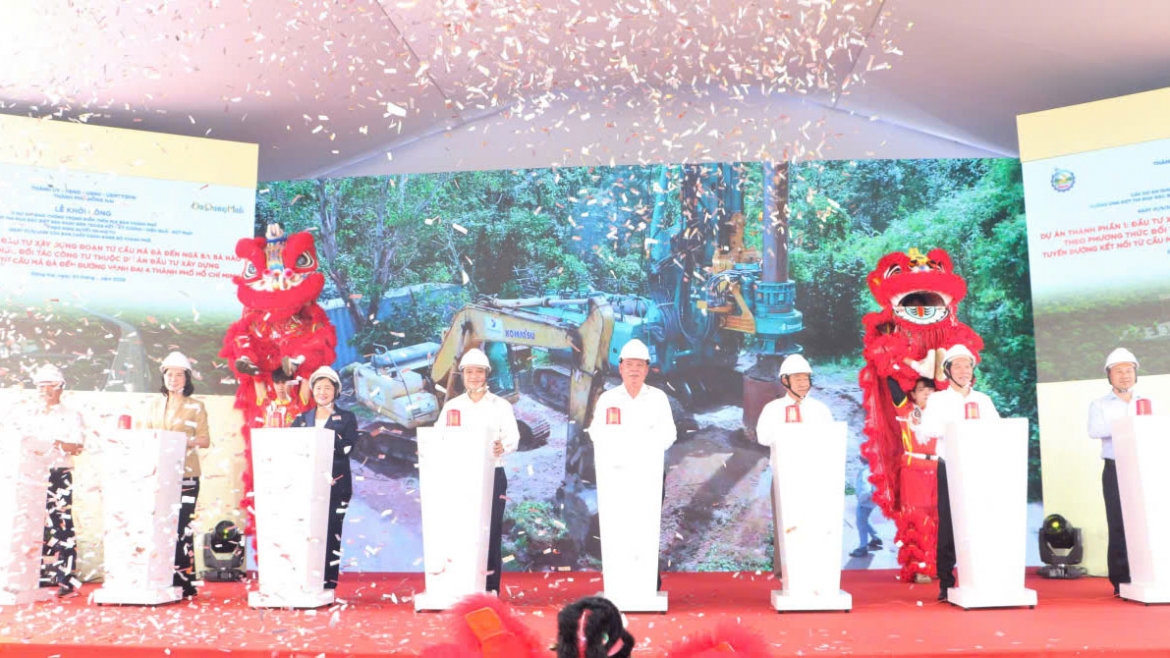 Lãnh đạo TP. Đồng Nai bấm nút khởi công 
 