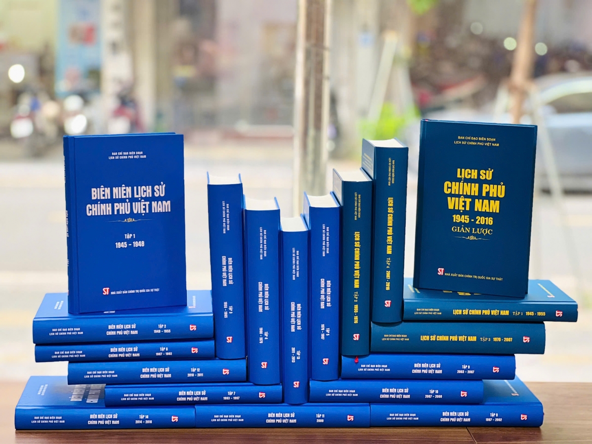 Nhà xuất bản chính trị quốc gia Sự thật trân trọng giới thiệu đến bạn đọc hai bộ công trình nghiên cứu công phu: Lịch sử Chính phủ Việt Nam (1945 - 2016) và Biên niên lịch sử Chính phủ Việt Nam (1945 - 2016).