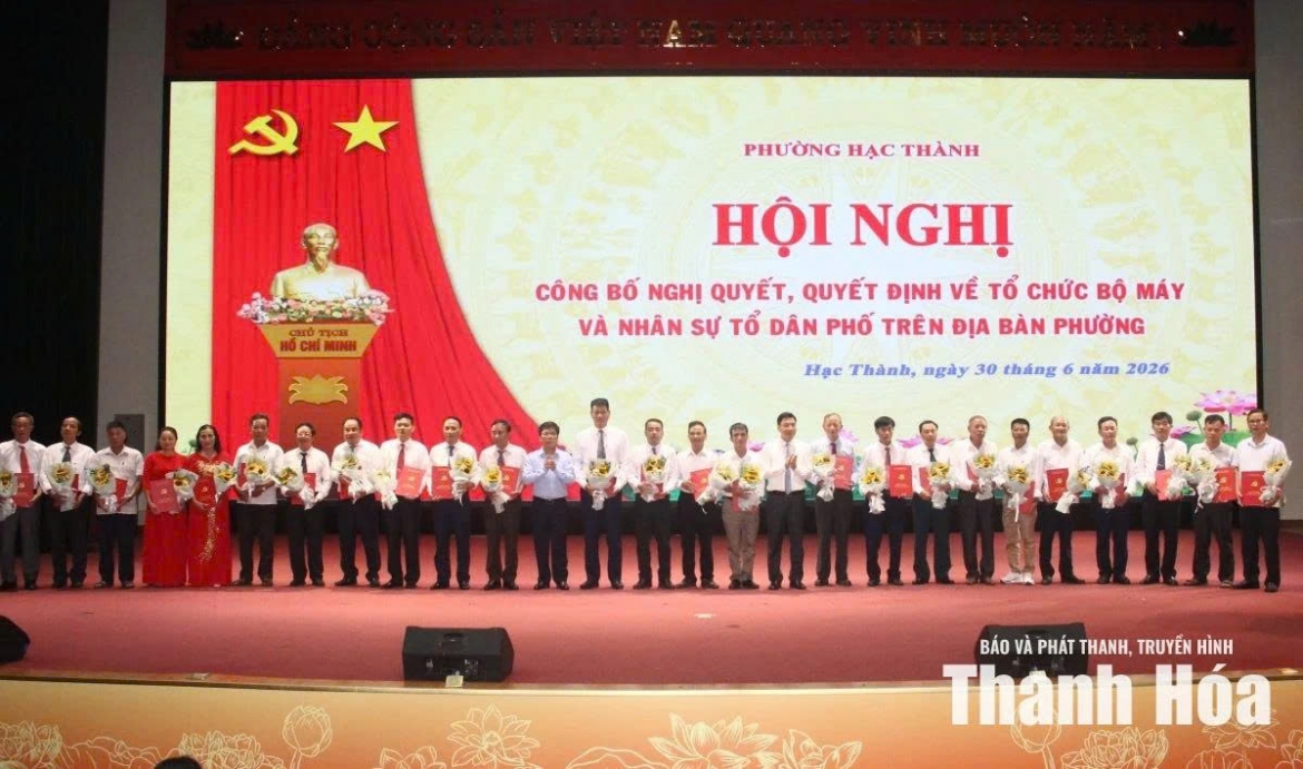 Lãnh đạo Đảng ủy phường Hạc Thành trao quyết định cho các đồng chí được chỉ định giữ các chức danh sau sắp xếp. Ảnh: Thu Vui