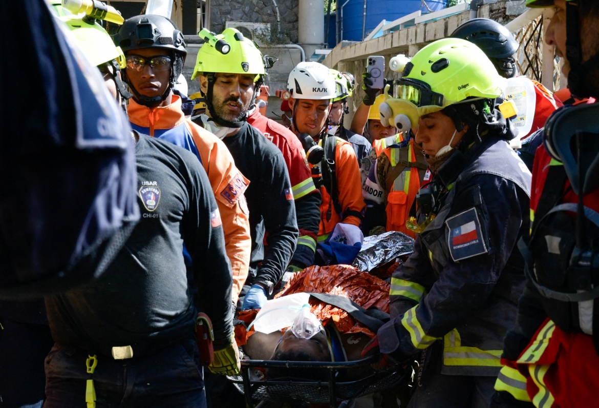 Ông Hernán Gil được giải cứ sau 8 ngày mắc kẹt trong đống đổ nát do động đất ở Venezuela. Ảnh: Reuters