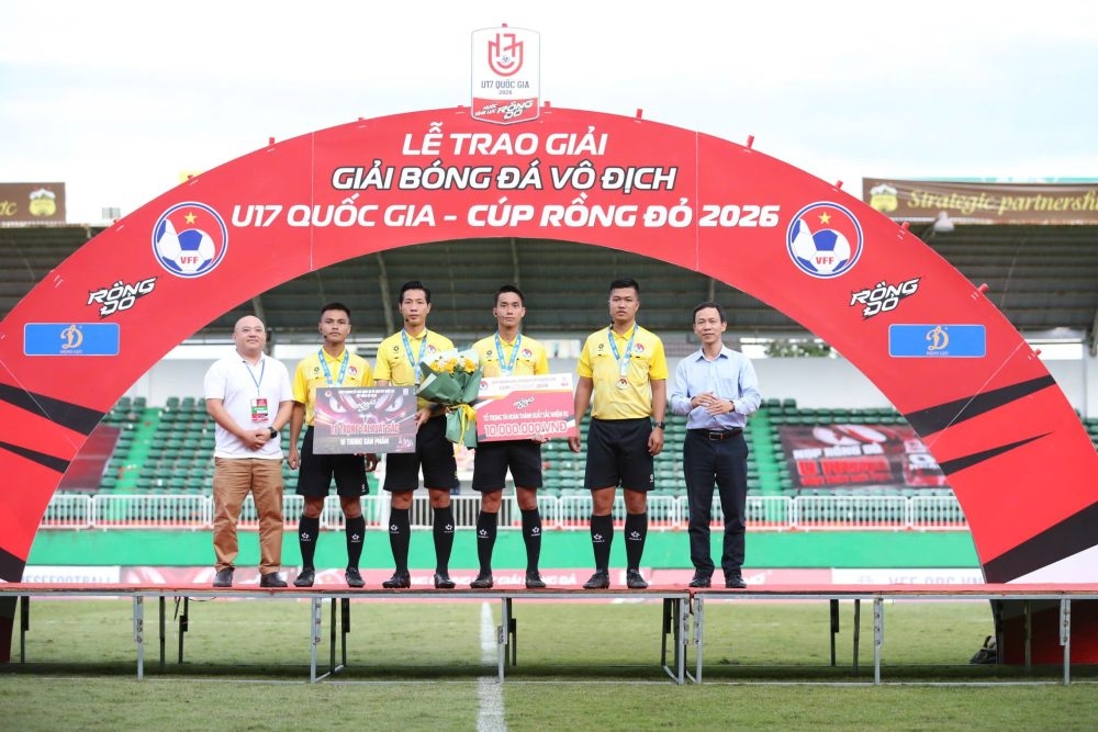 Đại điện VFF và Công ty URC Việt Nam, đại diện nhà tài trợ chính của giải, trao thưởng cho tổ trọng tài hoàn thành xuất sắc nhiệm vụ. 
