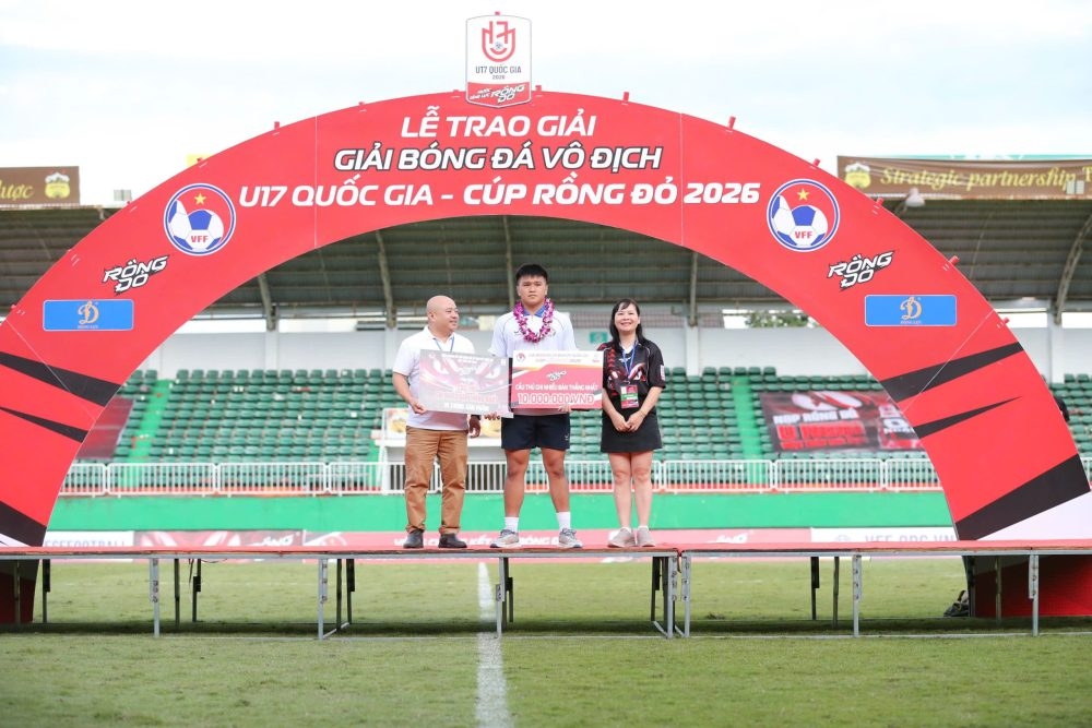 Đại diện Công ty URC Việt Nam, đại diện nhà tài trợ chính của giải trao thưởng cho một trong 3 cầu thủ ghi nhiều bàn thắng nhất giải (4 bàn). 