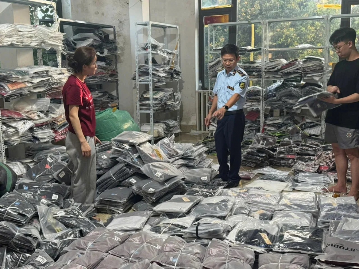 2.575 sản phẩm quần, áo nam mang các nhãn hiệu nổi tiếng có dấu hiệu giả mạo nhãn hiệu được bảo hộ tại Việt Nam.