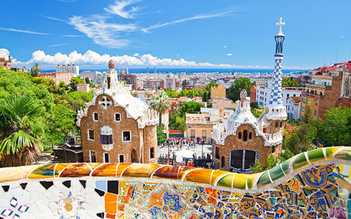 1. Barcelona. Thành phố này kết hợp giữa cuộc sống ven biển với kiến trúc táo bạo, biến nơi đây trở thành một trong những địa điểm đẹp nhất Catalonia. Sự pha trộn giữa ánh nắng Địa Trung Hải, những con hẻm kiểu Gothic và các công trình kiến trúc hiện đại nổi tiếng thế giới tạo nên sức hút khó cưỡng.