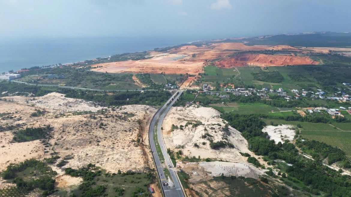 Khoảng 18 km đường ven biển ĐT719B đã được thông xe, khối lượng thi công đạt gần 80%. Ảnh: B.H