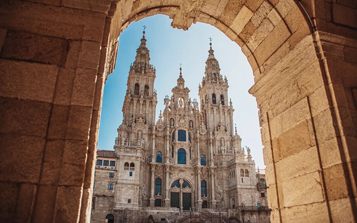 10. Santiago de Compostela. Thành phố lịch sử với những mặt tiền bằng đá và những con phố thời trung cổ quanh co này là một trong những nơi đẹp nhất Tây Ban Nha, đặc biệt là đối với những du khách đam mê kiếm tìm văn hóa.