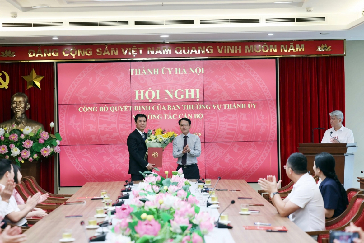Ông Nguyễn Trọng Đông, Phó Bí thư Thường trực Thành ủy Hà Nội trao quyết định và tặng hoa chúc mừng ông Nguyễn Văn Toàn, Phó Trưởng Ban Nội chính Thành ủy Hà Nội.