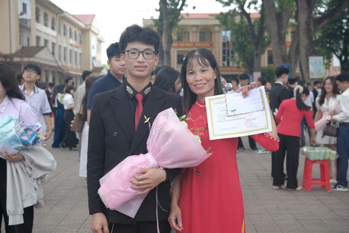 Nguyễn Khắc Công chụp ảnh cùng mẹ tại lễ tuyên dương