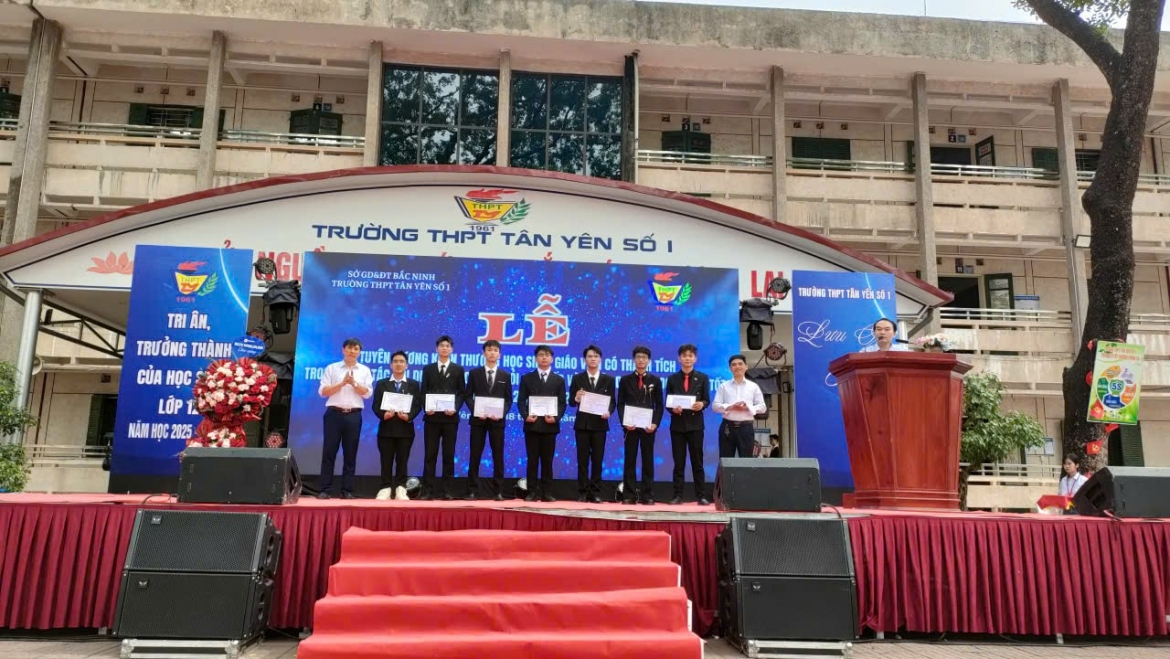 Công cùng các bạn trong lễ tuyên dương học sinh giỏi cấp tỉnh