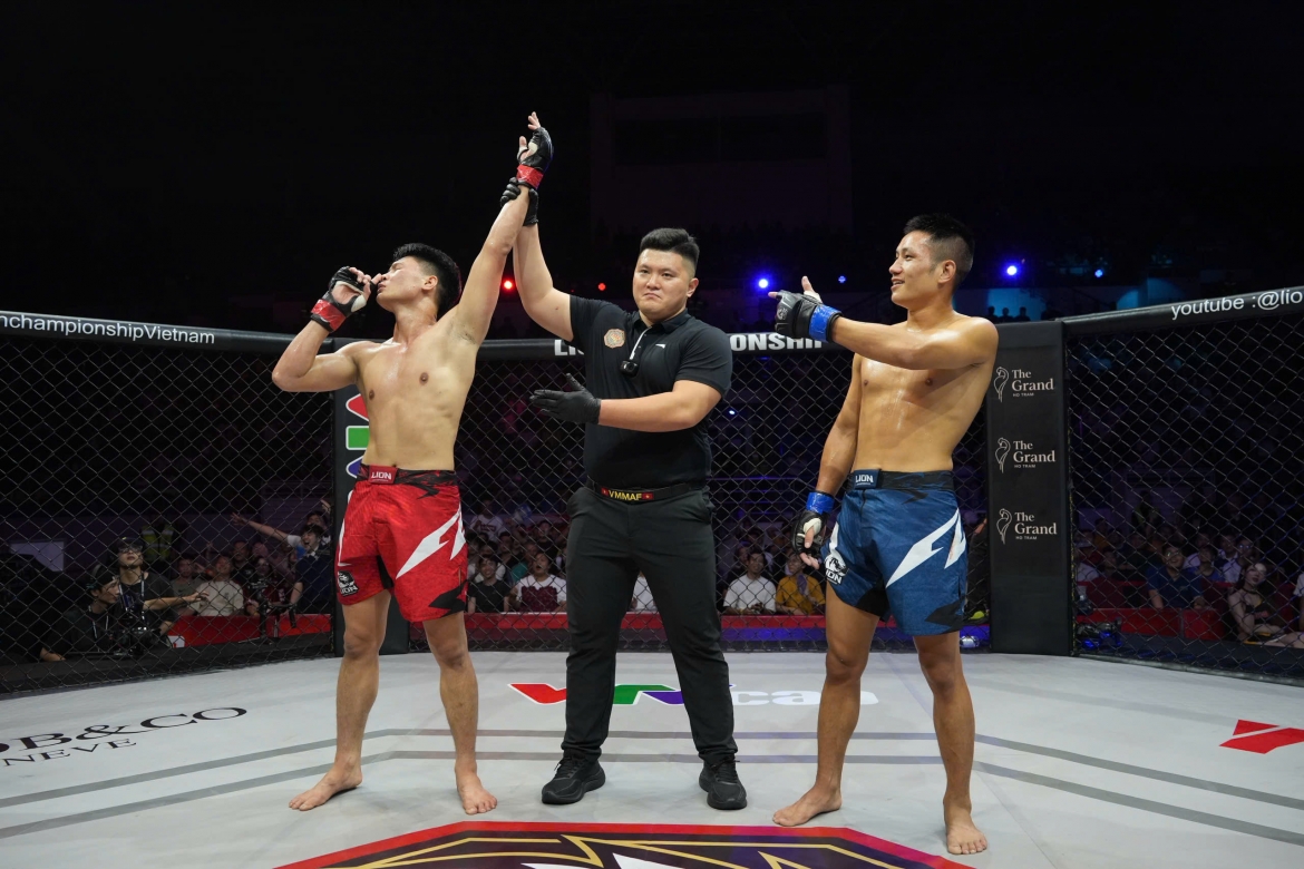 Nguyễn Hữu Hân thoải mái thể hiện những kỹ năng đánh đứng của mình trước khi kết thúc trận đấu với những đòn giã gạo liên tiếp đầu hiệp 2. (Ảnh: BTC). 