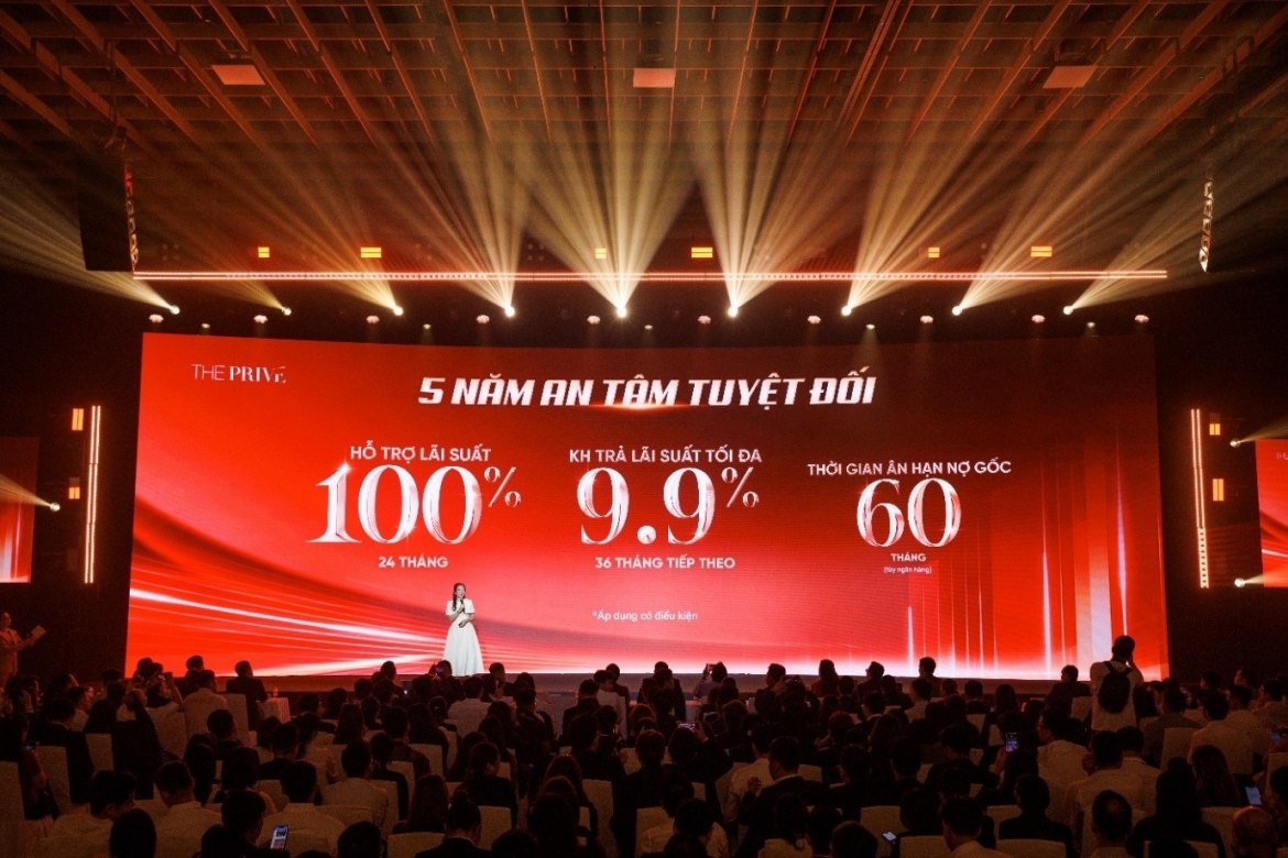 Đại diện chủ đầu tư giới thiệu chính sách "5 năm an tâm tuyệt đối" dành cho khách hàng
