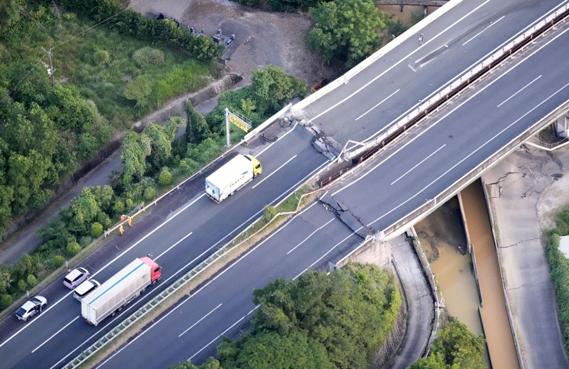 Ảnh chụp từ trên cao cho thấy tuyến cao tốc Kyushu bị hư hại sau trận động đất.