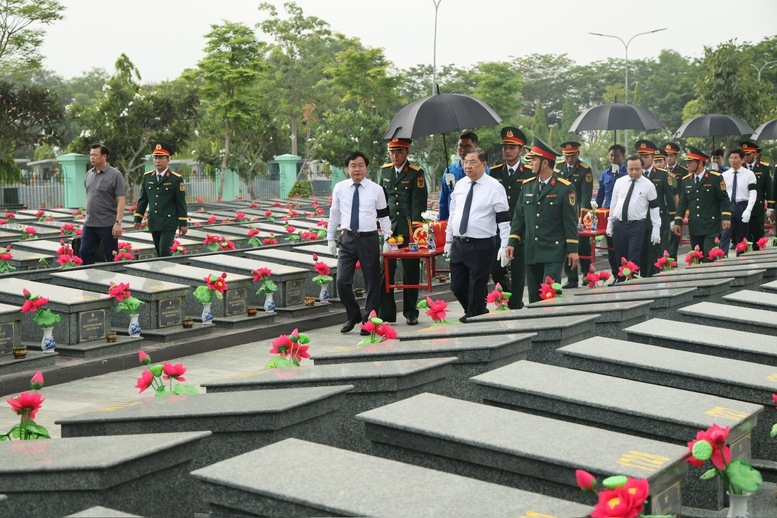 Phó Thủ tướng Thường trực Phạm Gia Túc và các đại biểu truy điệu hài cốt liệt sĩ - Ảnh: VGP/Phương Nguyên