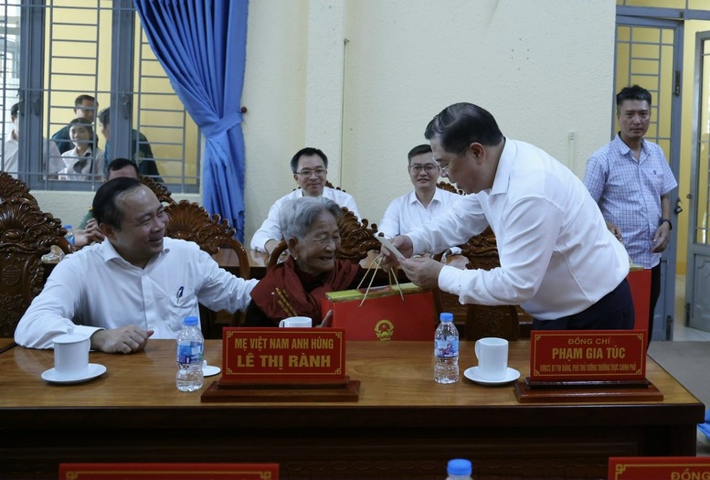 Phó Thủ tướng Thường trực Phạm Gia Túc và đoàn công tác Trung ương thăm, tặng quà mẹ Việt Nam anh hùng Lê Thị Rành - Ảnh: VGP/Phương Nguyên