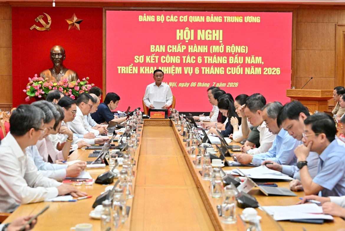 Đồng chí Trần Cẩm Tú, Ủy viên Bộ Chính trị, Thường trực Ban Bí thư, Bí thư Đảng ủy các cơ quan Đảng Trung ương chủ trì hội nghị. Ảnh: Hoàng Ân